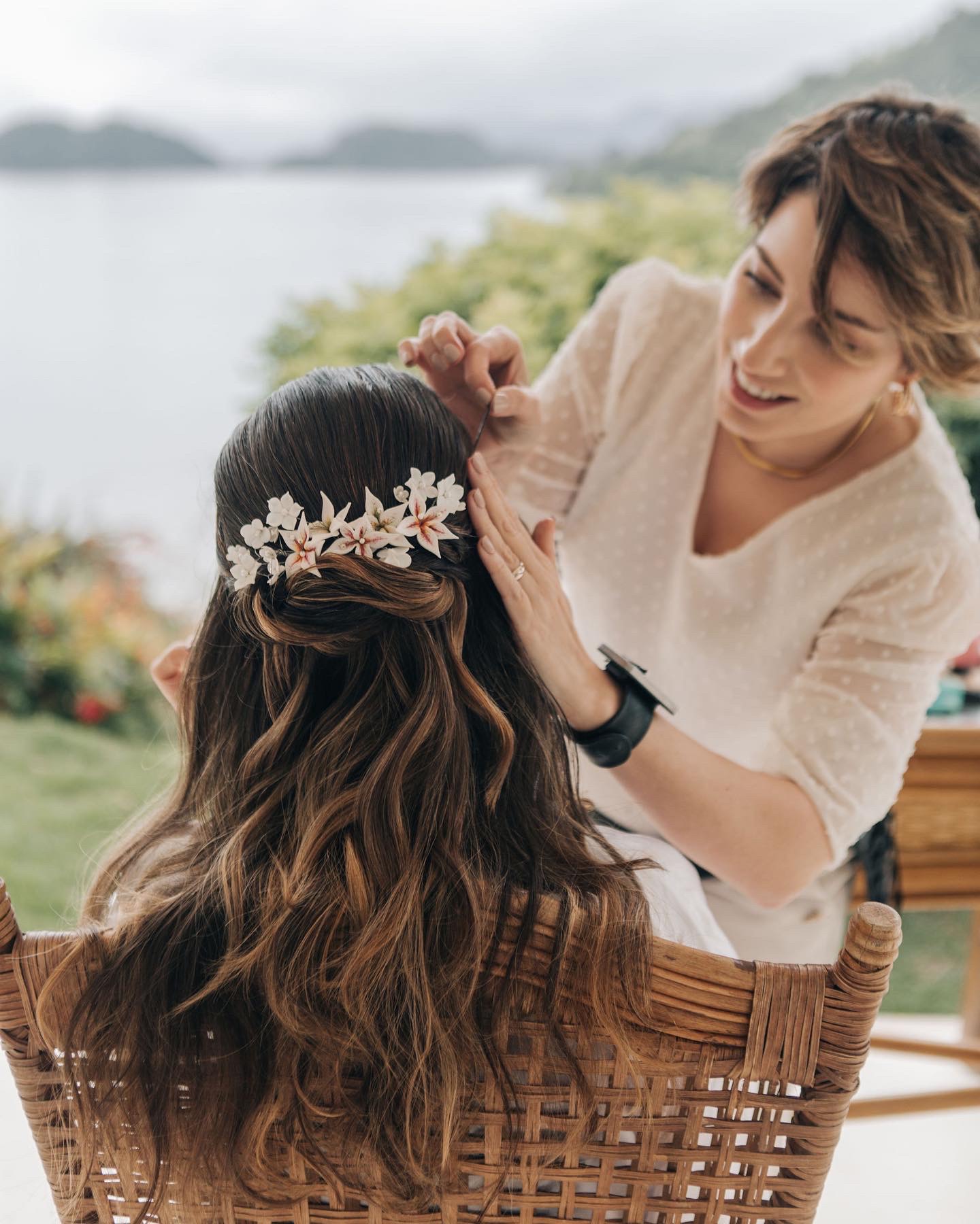 Claudia Mendes fazendo penteado em noiva